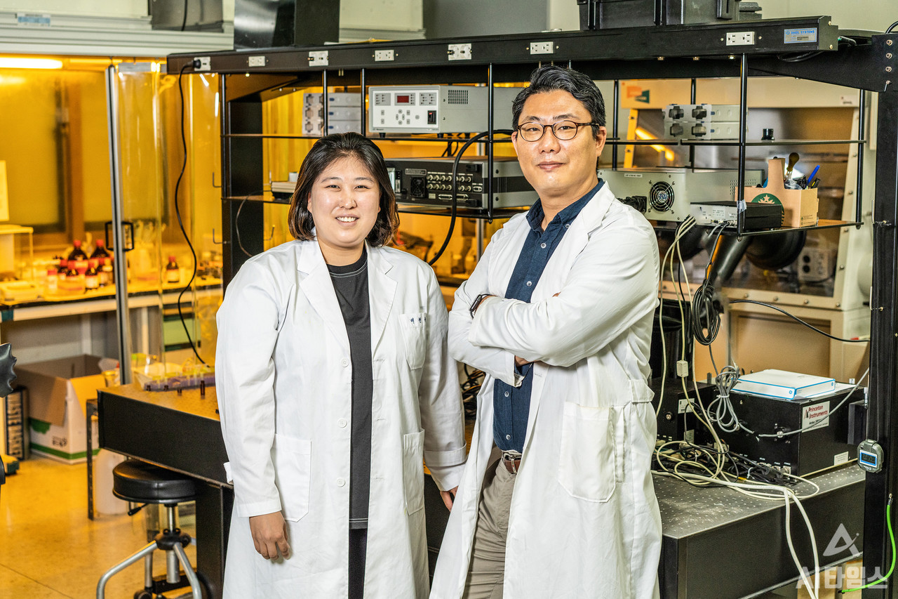 왼쪽부터 이한림 박사와 이창열 수석연구원. (사진=지스트 제공).
