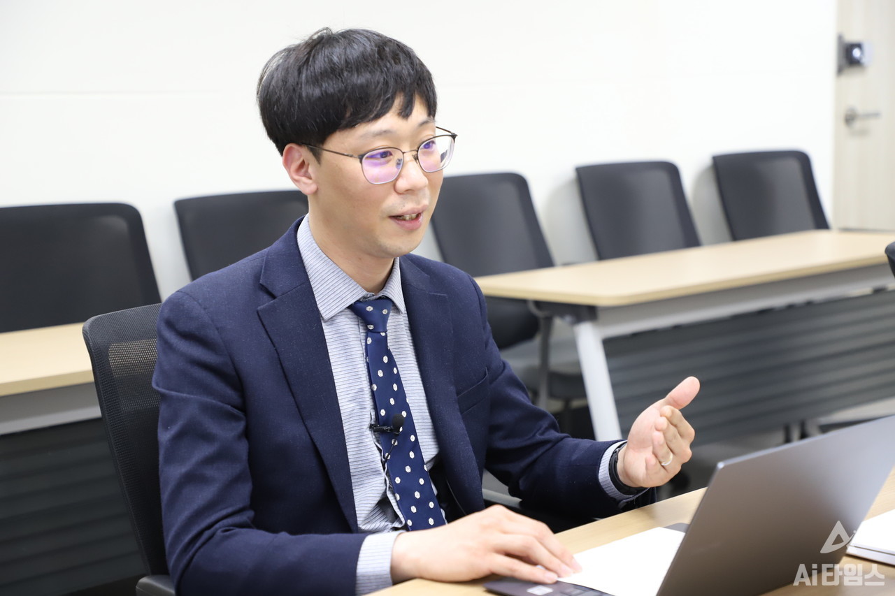 김 대표가 전남대학교병원과 함께 진행하고 있는 연구에 대해 설명하고 있다. 감성텍은 임상데이터 수집을 통해 기술을 고도화하고 있다. (사진=유형동 기자).