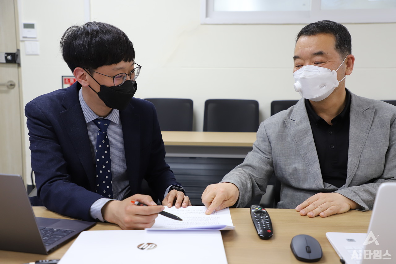 김민규 감성텍 대표와 임형순 총괄이사가 'AI 심장카메라 기술'의 고도화에 대해 설명하고 있다. (사진=유형동 기자).