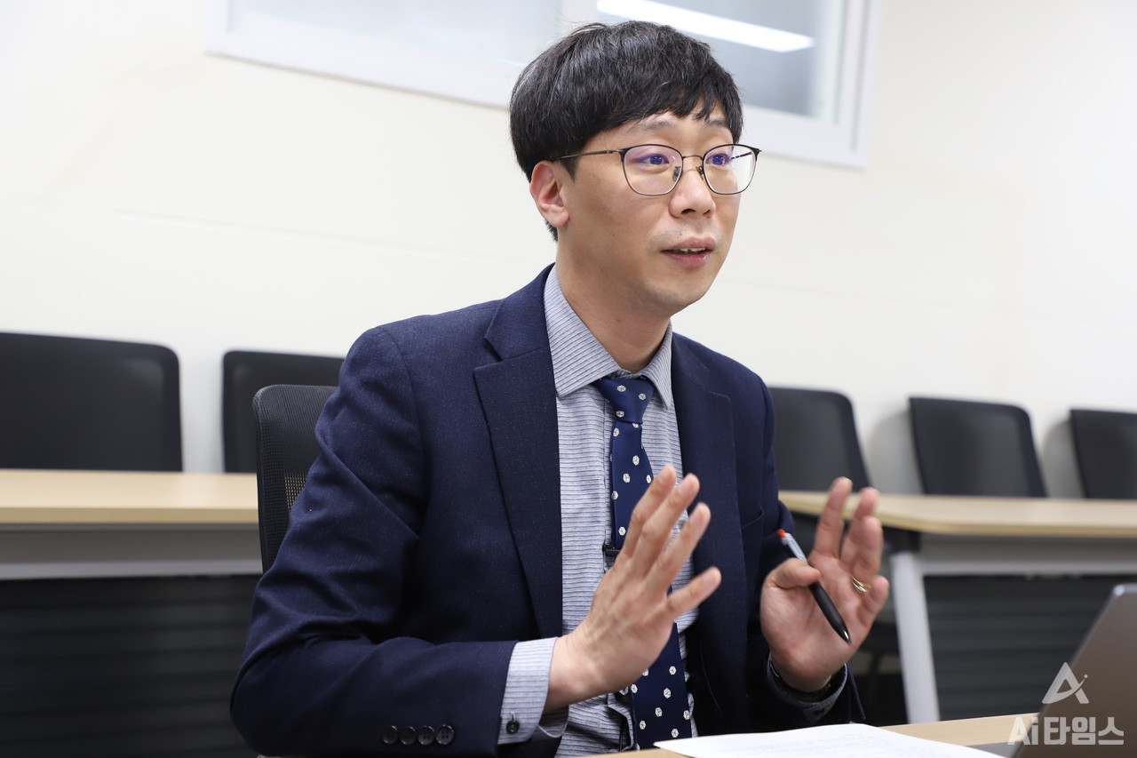 김민규 대표가 심장반응 측정 방법에 대해 설명하고 있다.  김 대표는 "20가지가 넘는 HRV 지표의 패턴을 분석해 건강 상태와 감성 상태를 확인할 수 있다"고 말했다. (사진=유형동 기자).