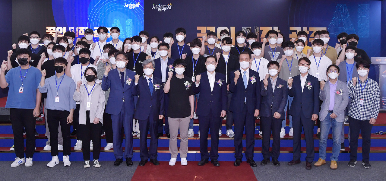 이용섭 광주광역시장이 15일 오후 광주과학기술진흥원에서 '인공지능사관학교 2기 교육생 입교식'에 참석해 문승현 광주인공지능사관학교 발전위원장, 최현택 인공지능산학연협회장, 이두희 멋쟁이사자처럼 대표, 2기 교육생 등과 기념촬영을 하고 있다. (사진=광주시 제공).