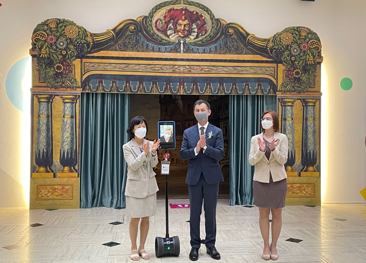 로봇을 이용해 국제교류전시 개막식에 참석한 체코 흐루딤인형극박물관장 (사진=서울시)