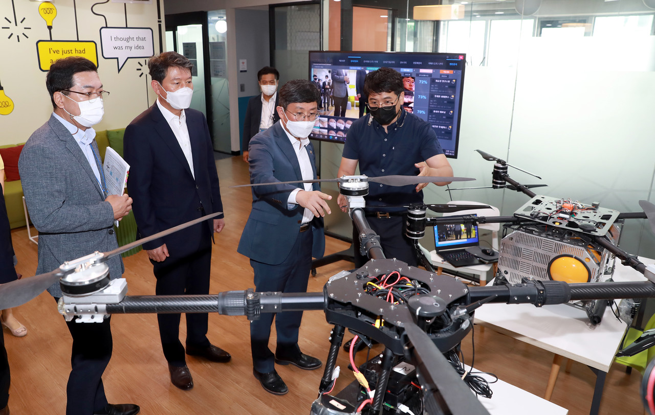 안도걸 기획재정부 제2차관(오른쪽에서 두 번째)은 16일 오전 동구 광주 AI창업캠프에서 열린 AI산업 활성화 기업간담회에 참석하기에 앞서 조인철 광주광역시 문화경제부시장(왼쪽에서 두 번째)과 함께 AI창업캠프를 둘러보고 있다. (사진=광주시 제공).