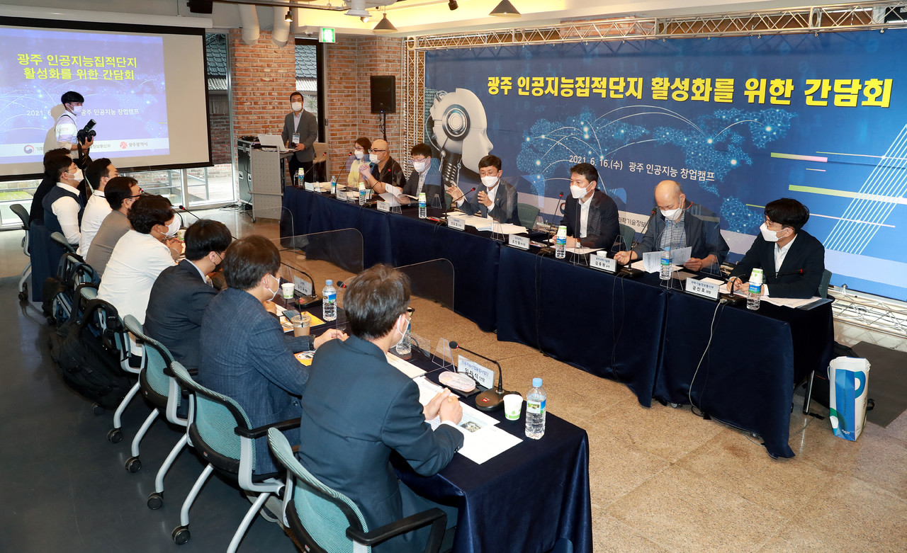 안도걸 기획재정부 제2차관이 16일 오전 동구 광주 AI창업캠프에서 조인철 광주광역시 문화경제부시장과 유치기업 및 창업자, AI융합대학 교수 등과 AI산업 활성화 기업간담회를 갖고 있다. (사진=광주시 제공).