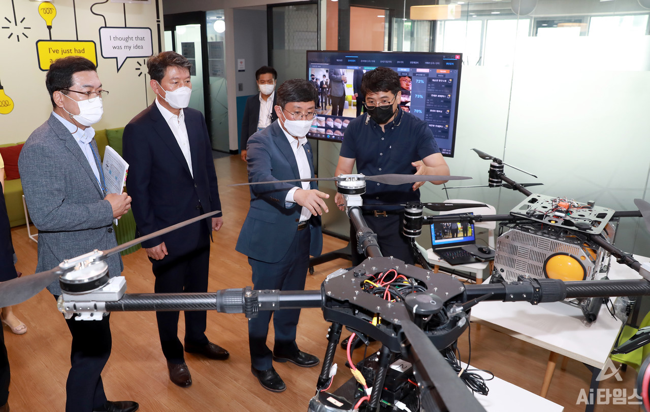 안도걸 기획재정부 제2차관(오른쪽에서 두 번째)은 지난 16일 오전 동구 광주 AI창업캠프에서 열린 AI산업 활성화 기업간담회에 참석하기에 앞서 조인철 광주광역시 문화경제부시장(왼쪽에서 두 번째)과 함께 AI창업캠프를 둘러보고 있다. (사진=광주광역시 제공).
