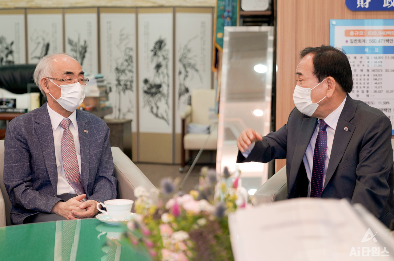 광주과학기술원(지스트‧GIST)이 지난 17일 영광군과 스마트 e모빌리티 산업 추진과 산학 협력, 인재 양성 등 장기적 균형 발전과 지역산업 활성화를 위한 업무 협의를 진행했다. (왼쪽부터) 김기선 지스트 총장과 김준성 영광군수. (사진=지스트 제공).