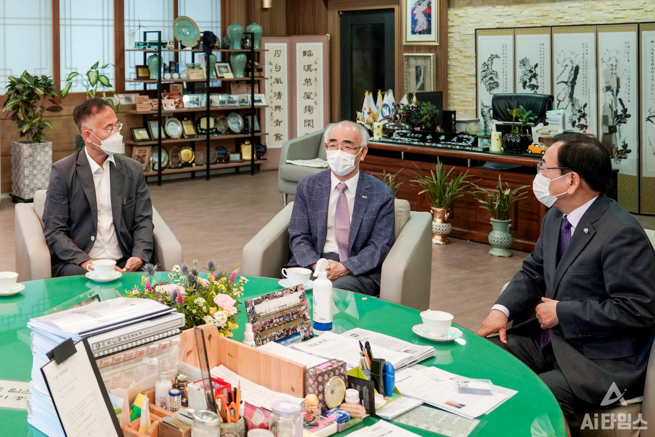 지스트-영광군 스마트 e모빌리티 산업 활성화를 위한 업무 협의 모습. (왼쪽부터) 이흥노 지스트 인공지능연구소장과 김기선 지스트 총장, 김준성 영광군수. (사진=지스트 제공).