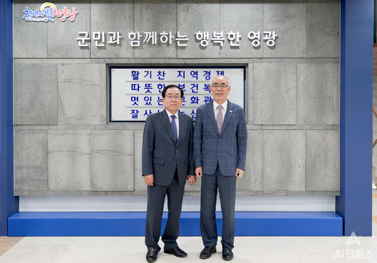 김기선 지스트 총장(오른쪽)과 김준성 영광군수(왼쪽)가 업무협의 후 영광군청에서 기념사진을 촬영하고 있다. (사진=지스트 제공).