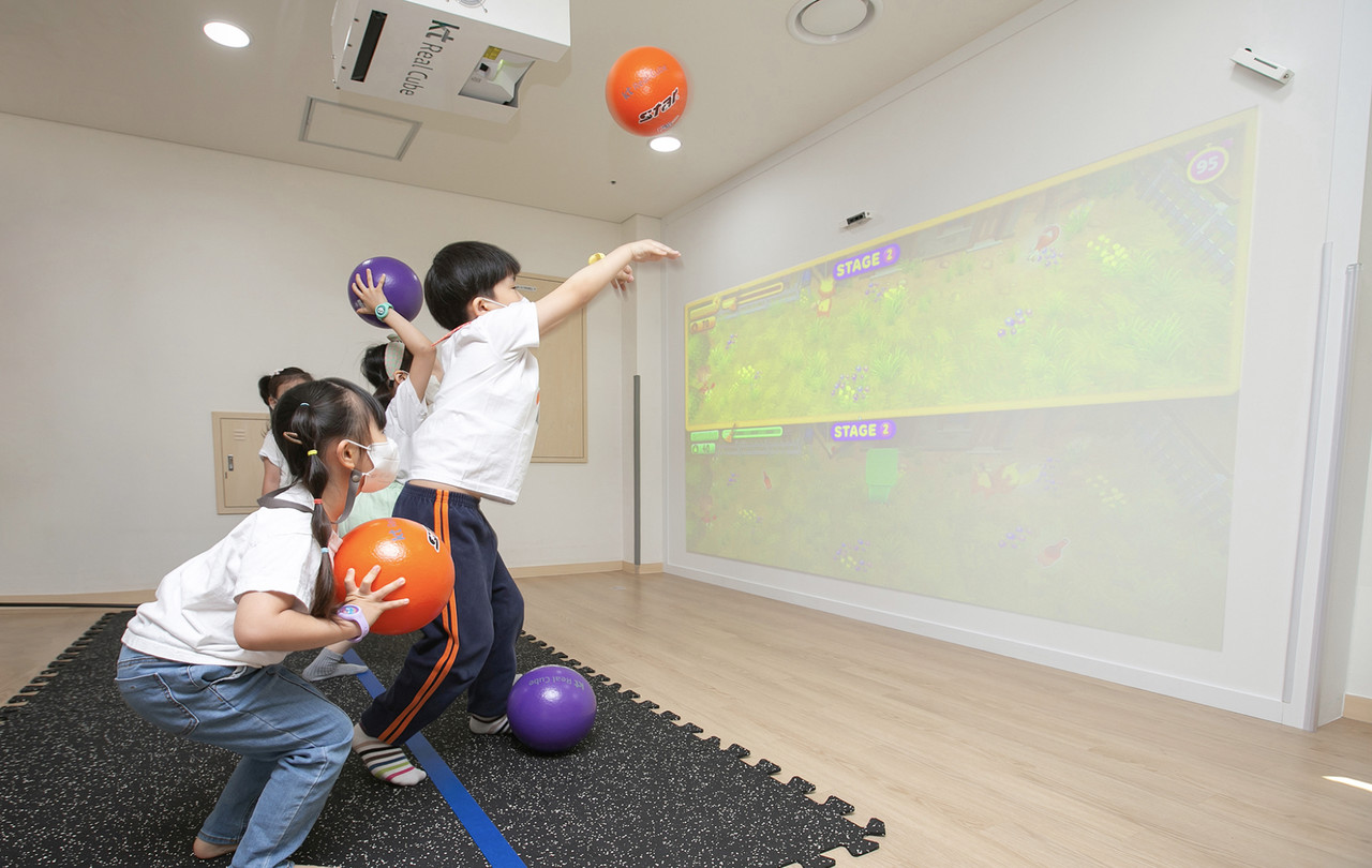 어린이들이 화면을 통해 연계한 공놀이를 하며 메타버스 운동회를 체험하고 있다. (사진=KT)