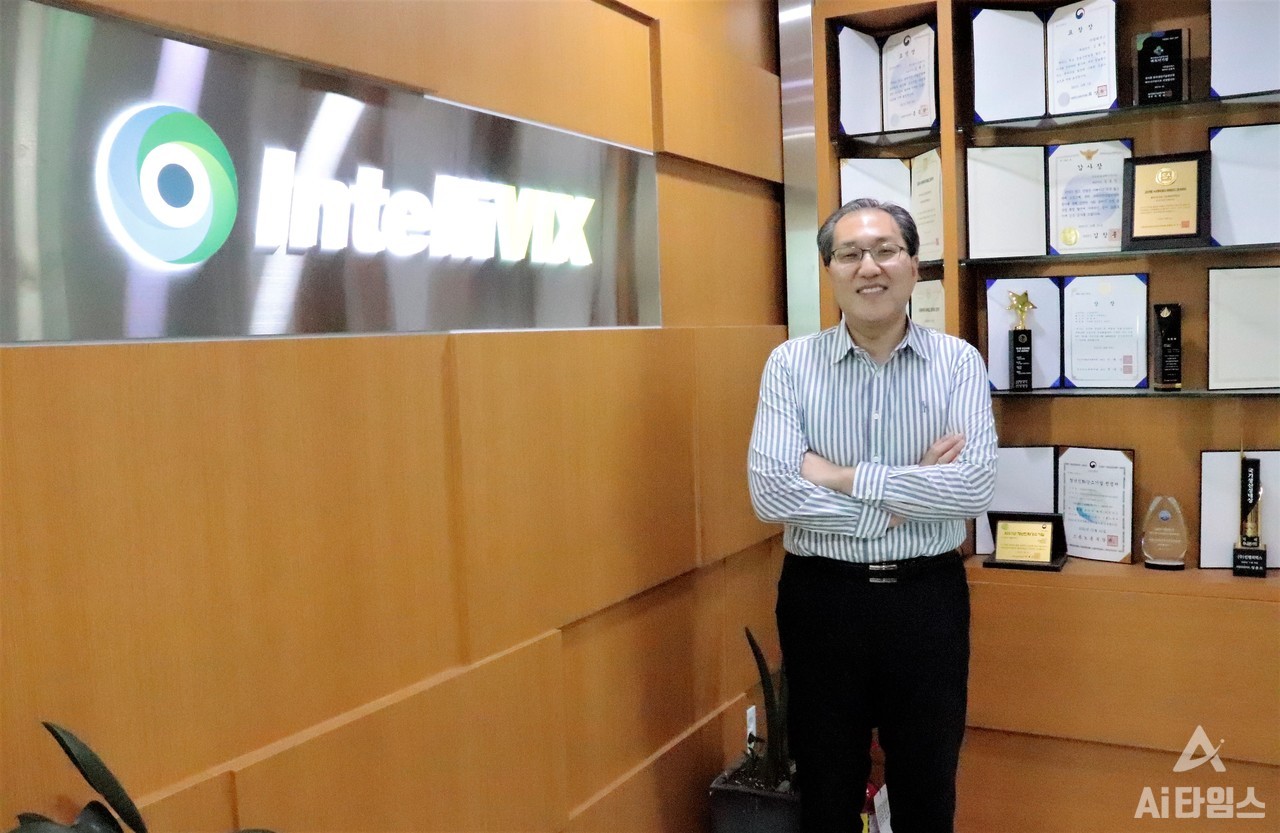 많은 수상 실적 앞에 선 장정훈 인텔리빅스 대표. (사진=김동원 기자)