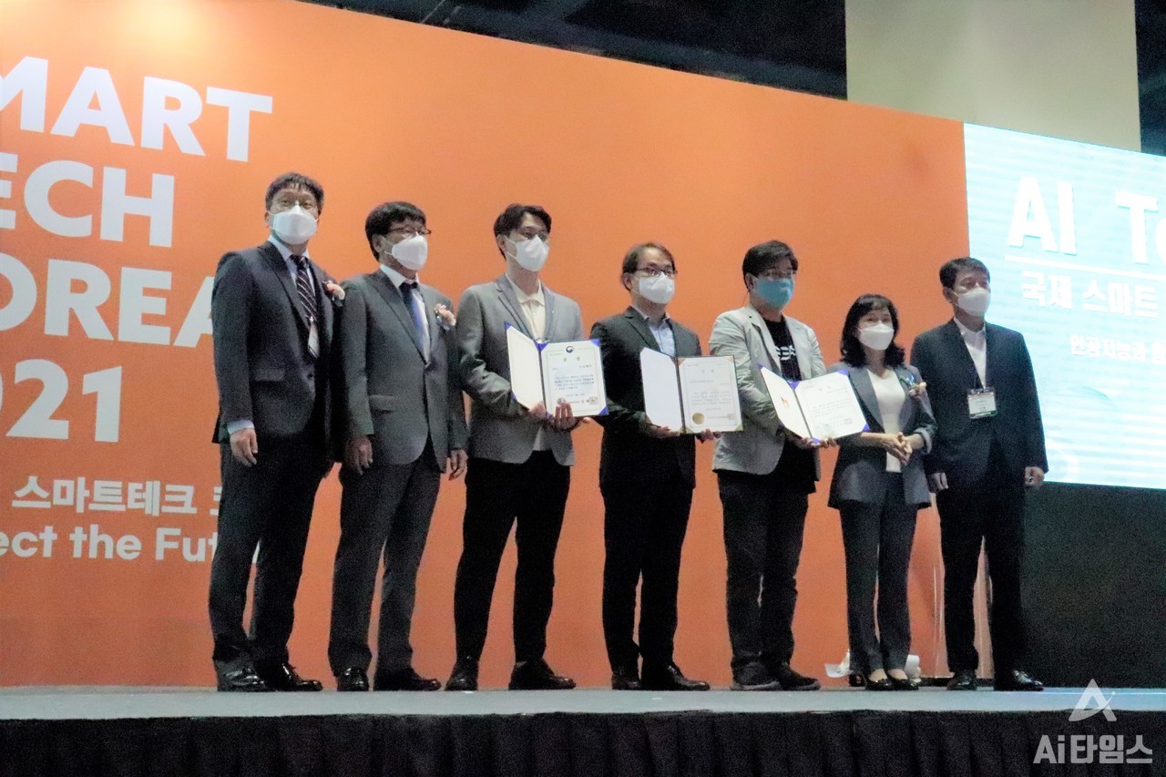 2021 대한민국 인공지능산업대상 수상 기업으로 알체라와 인피닉, 시어스랩  알체라가 '2021 대한민국 인공지능산업대상'에서 과학기술정보통신부 장관상을 수상했다. 인피닉은 지능정보산업협회 회장상을, 시어스랩은 매경미디어그룹 회장상을 받았다.