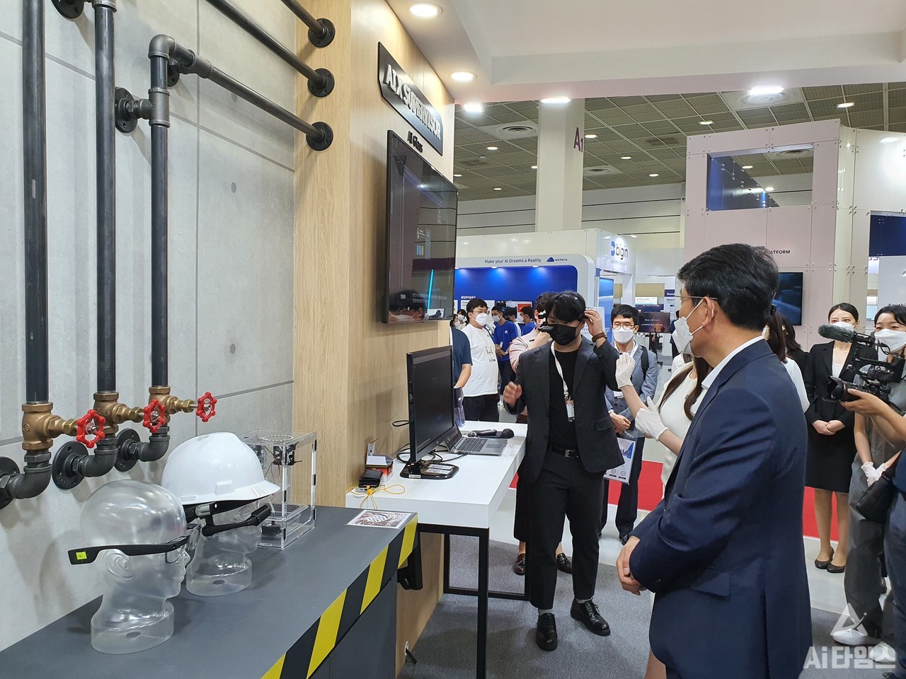 조인철 광주광역시 문화경제부시장이 지난 24일 서울 삼성동 코엑스에서 열리고 있는 ‘스마트테크 코리아 2021'의 광주 공동 홍보관을 둘러보고 있다. (사진=광주광역시 제공).