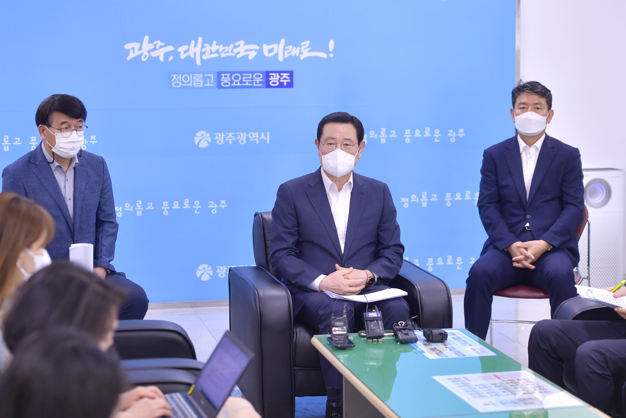 이용섭 광주광역시장이 28일 오전 시청 기자실에서 출입기자들과 차담회를 갖고 취임 3주년 소회를 밝히고 있다. (사진=광주시 제공).