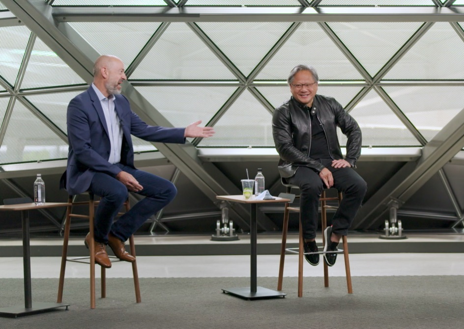 사이먼 시거스 ARM CEO(왼쪽)와 젠슨 황 엔비디아 CEO(오른쪽)는  "기술 업계가 다양한 측면에서 여러 기회를 맞이하고 있는 지금이야말로 엔비디아가 ARM을 인수할 적절한 시기"라고 말했다. (사진=엔비디아)