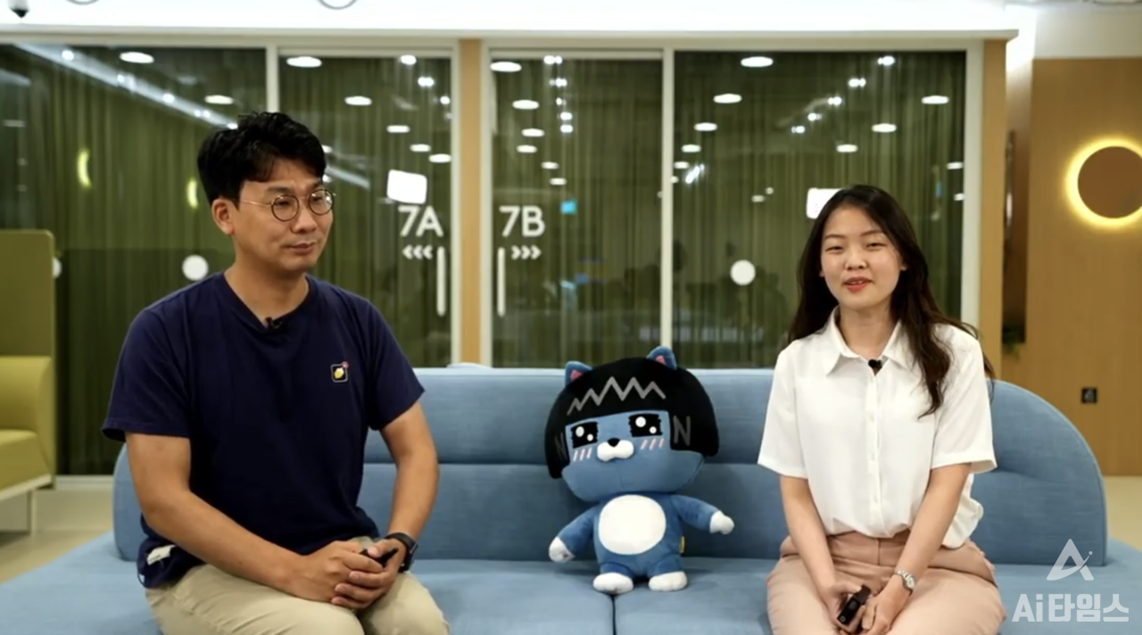 정덕범 카카오엔터프라이즈 팀장(왼쪽)과 정희주 패스트파이브 매니저(오른쪽)은 30일 열린 '렛츠카웍' 행사에서 카카오워크 실제 사용사례를 공유했다. (사진=렛츠카웍 행사 캡쳐)