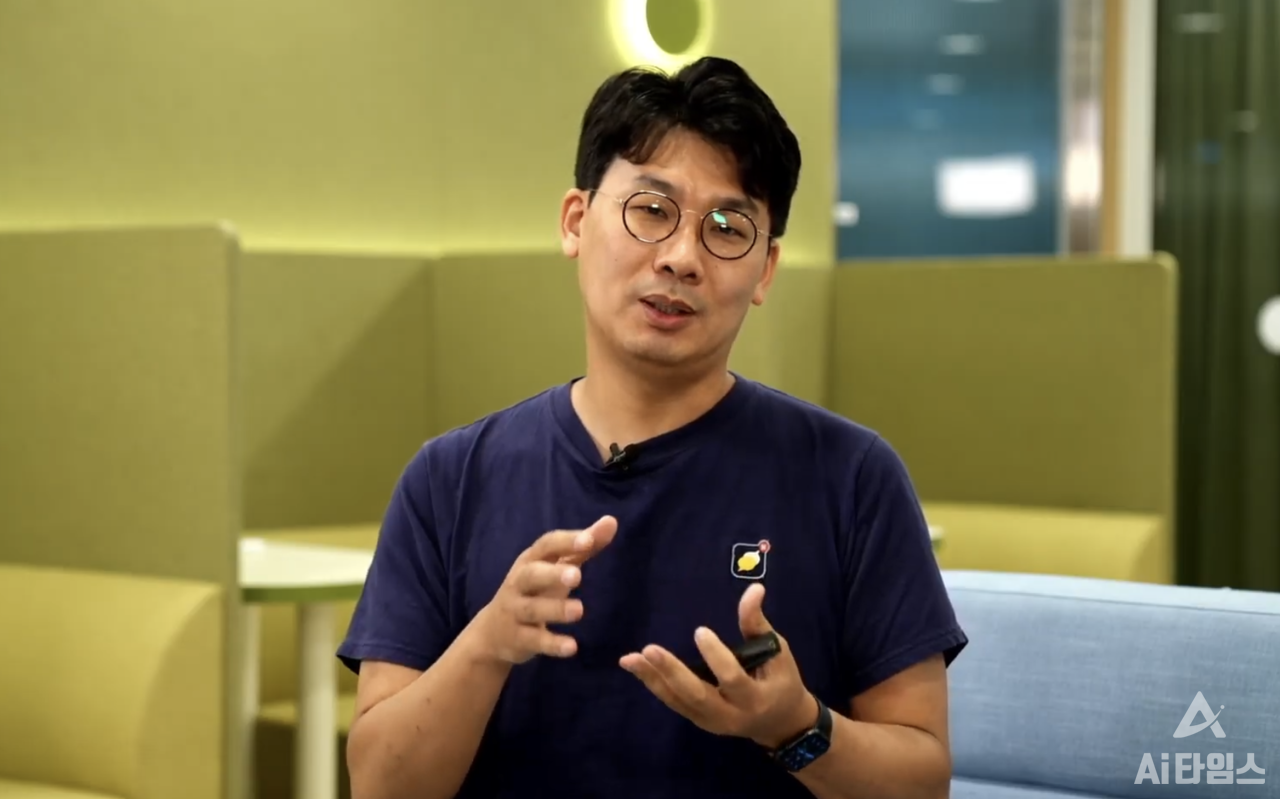 정덕범 카카오엔터프라이즈 팀장은 카카오T 연동과 딥서치 뉴스클리핑 봇 기능이 카카오워크에 추가된다고 밝혔다. (사진=렛츠카웍 행사 캡쳐)