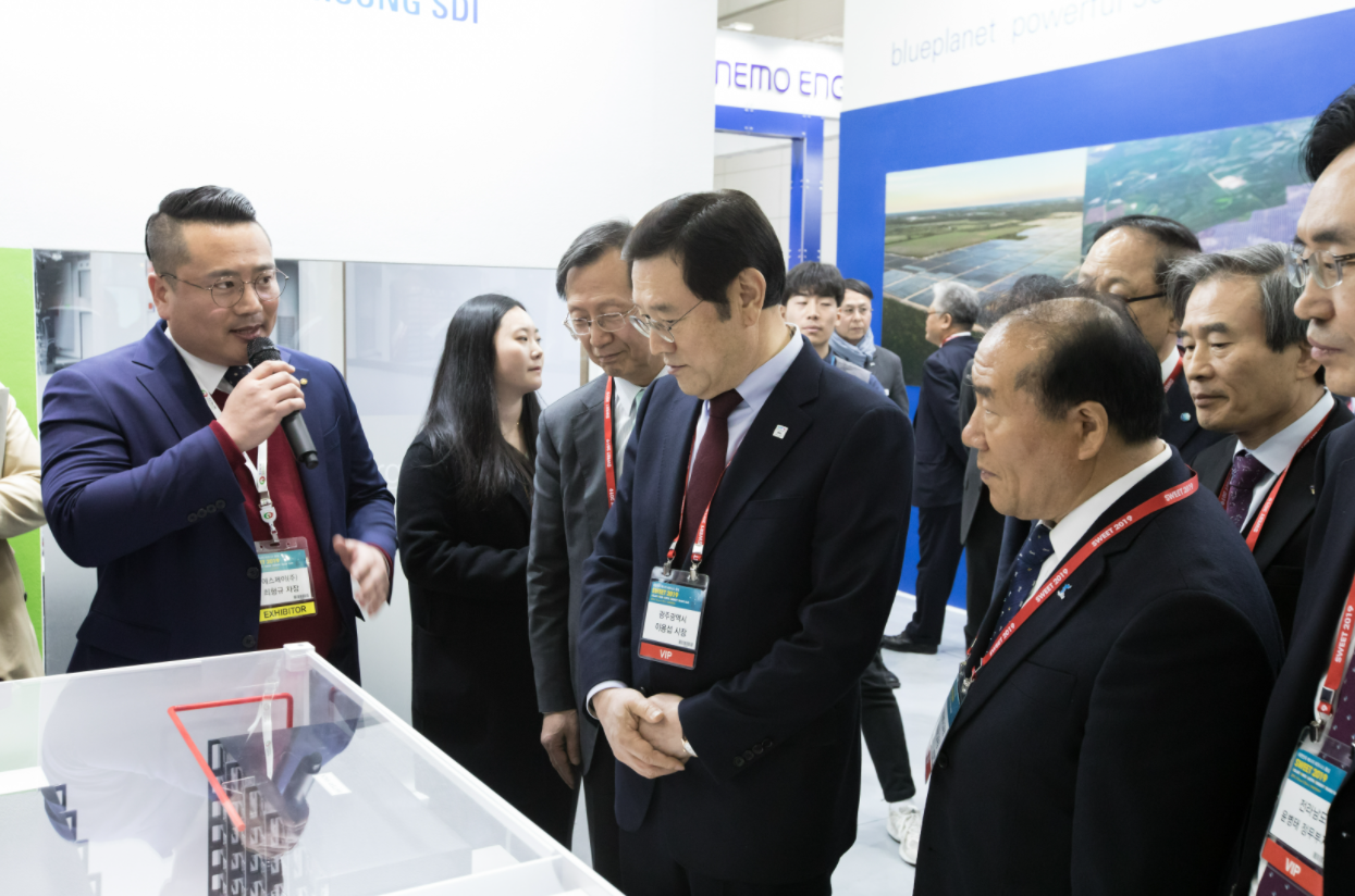 이용섭 광주광역시장이 2019년 'SWEET' 행사장을 둘러보고 있다. (사진=SWEET 2021 홈페이지).