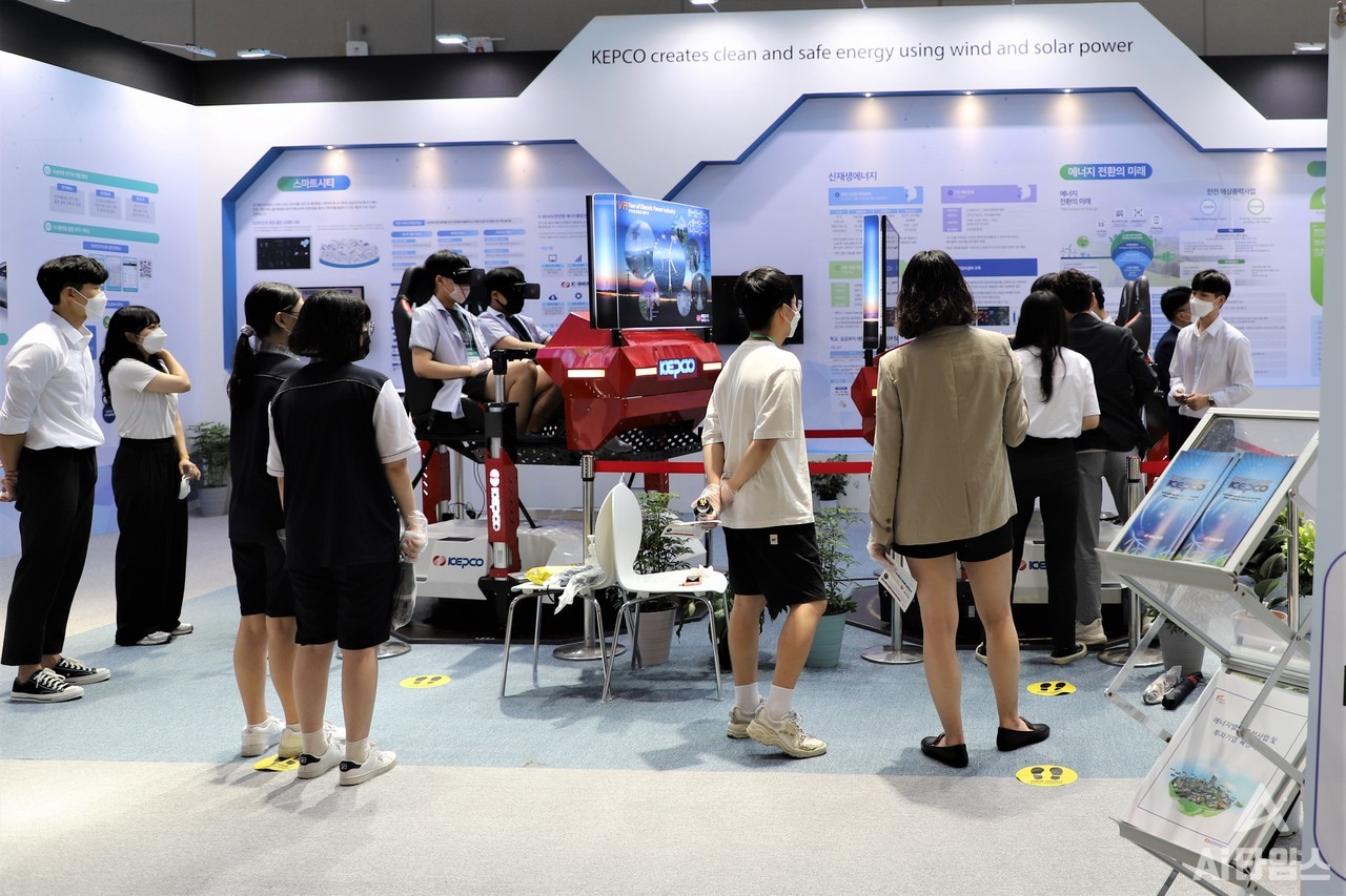 한국전력공사(KEPCO) 부스에서 VR 체험하는 관람객들. (사진=구아현 기자).