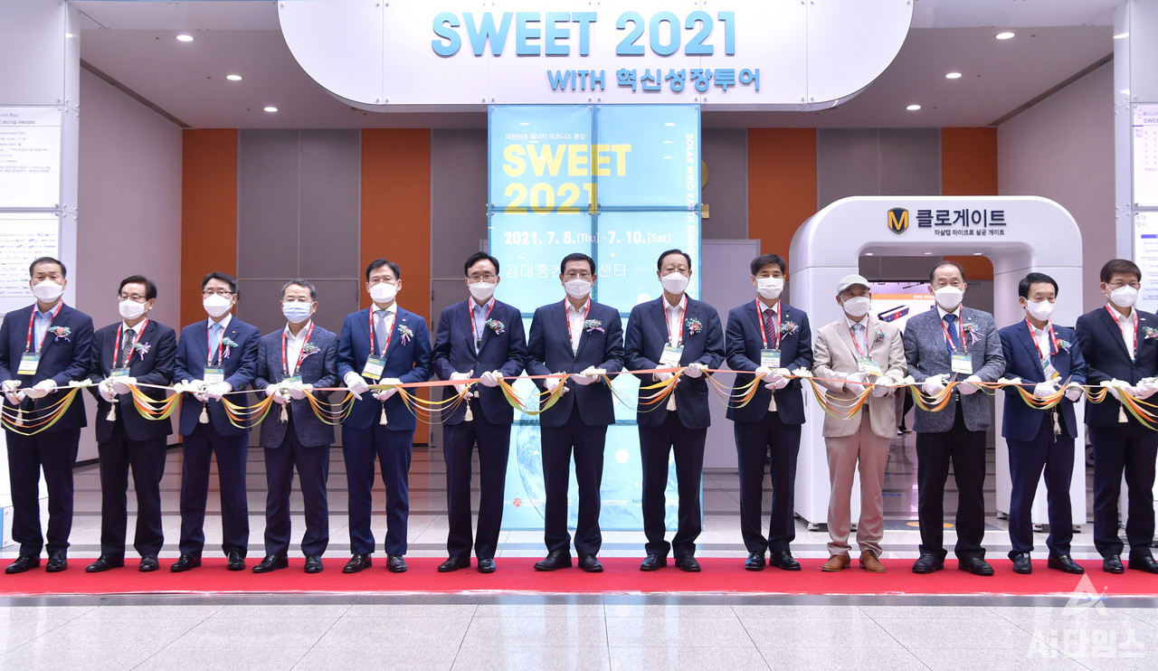 이용섭 광주광역시장이 8일 오후 서구 김대중컨벤션센터에서 열린 국제 신재생에너지 전시회 'SWEET 2021' 개막식에 참석해 윤병태 전남도 정무부지사, 권기홍 동반성장위원장 등 내빈들과 테이프커팅을 하고 있다. (사진=광주광역시 제공).