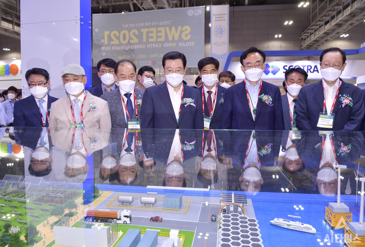 이용섭 광주광역시장이 8일 오후 서구 김대중컨벤션센터에서 열린 국제 신재생에너지 전시회 'SWEET 2021' 개막식에 참석해 윤병태 전남도 정무부지사, 권기홍 동반성장위원장 등 내빈들과 전시관을 둘러보고 있다. (사진=광주광역시 제공).