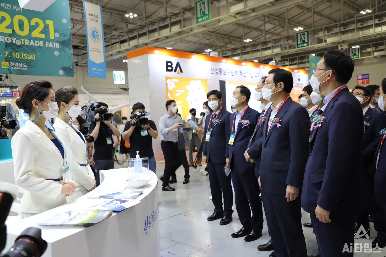 'SWEET 2021' 개막식 참석 후 내빈들과 함께 전시관을 둘러보고 있는 이용섭 광주광역시장. (사진=구아현 기자).
