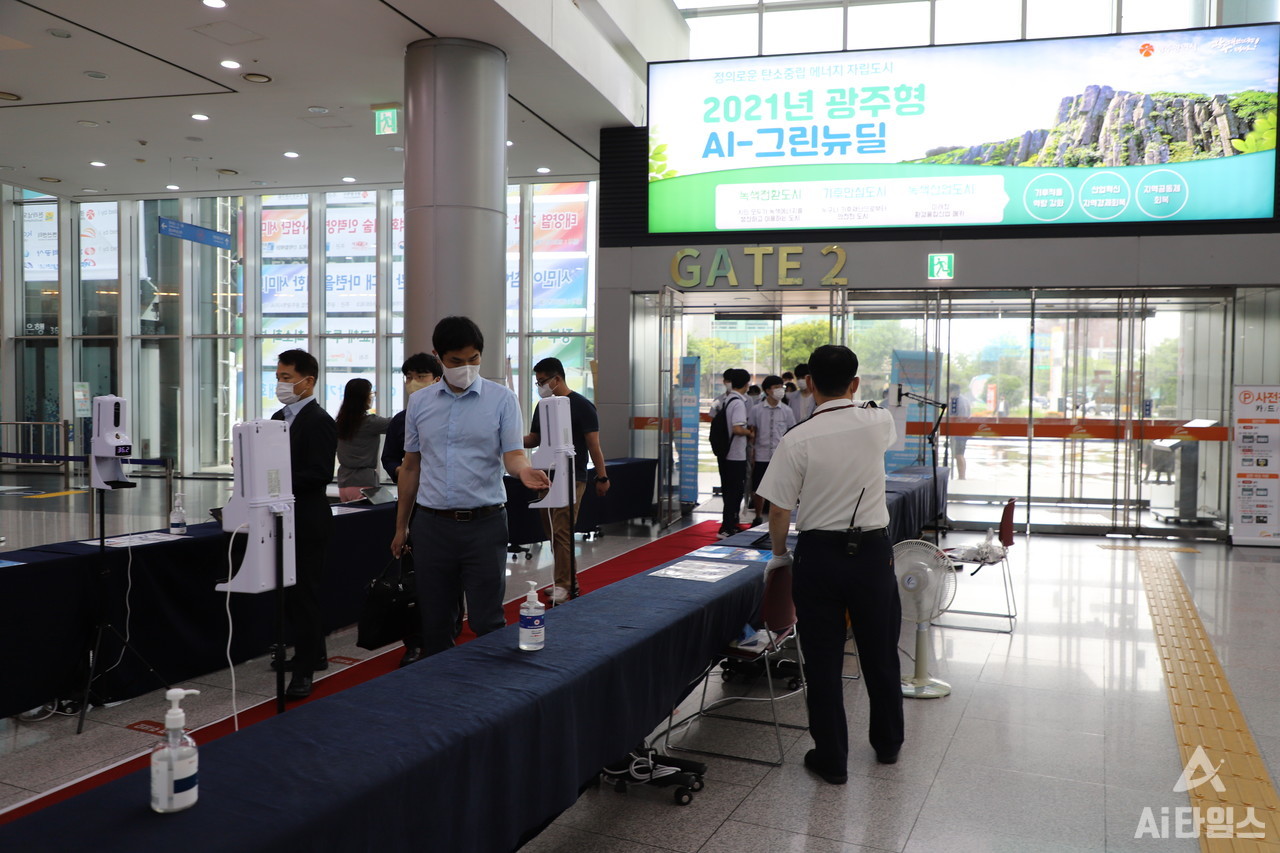 코로나19 방역 수칙 준수하는 관람객들. (사진=구아현 기자).