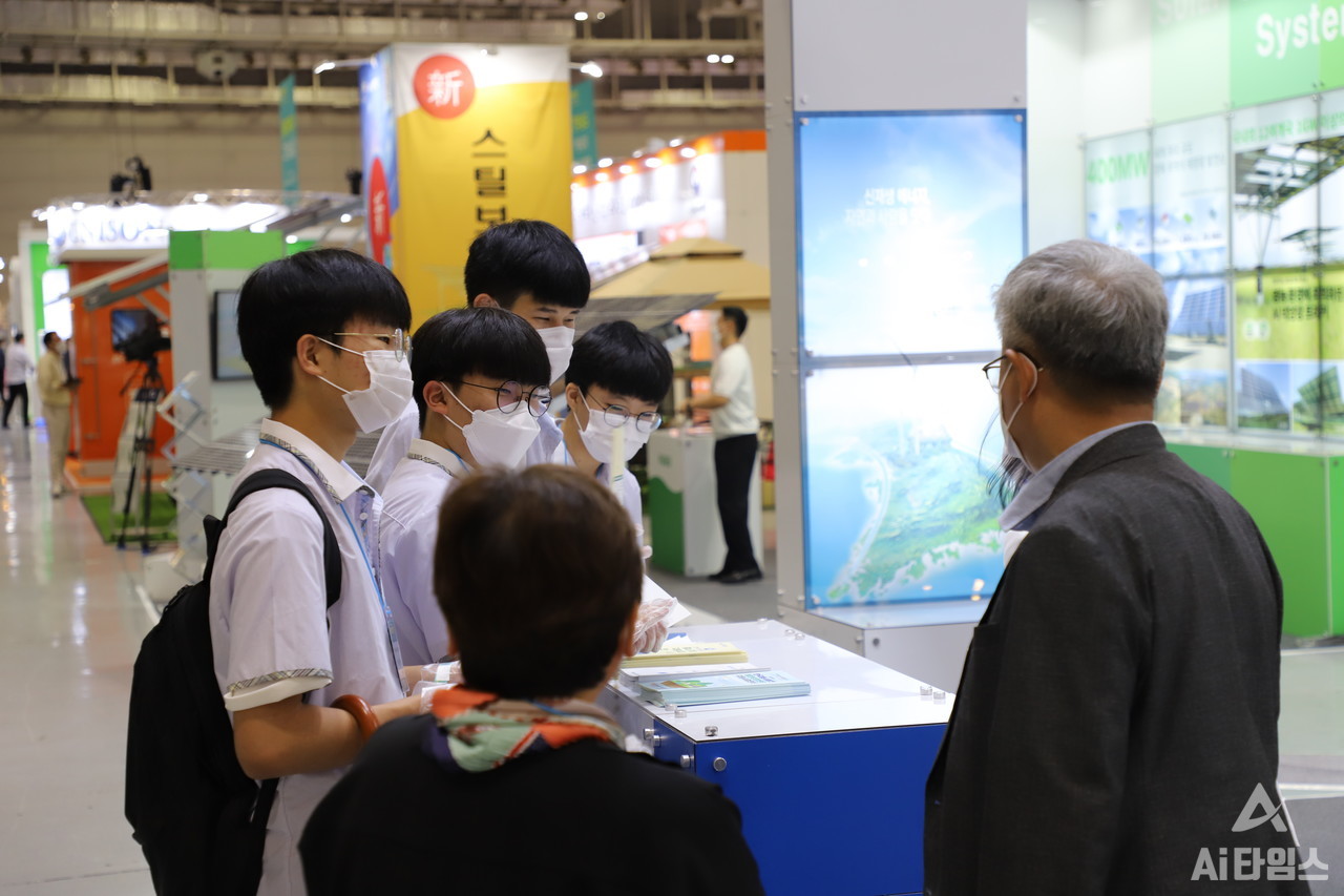 ‘SWEET 2021’ 전시 둘러보는 관람객들. (사진=구아현 기자).