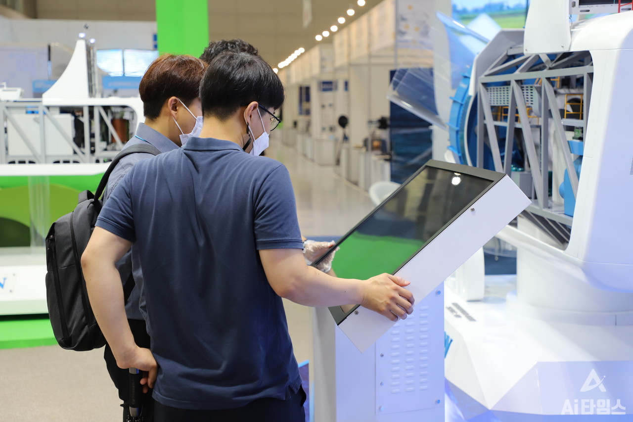 ‘SWEET 2021’ 전시 둘러보는 관람객들. (사진=구아현 기자).