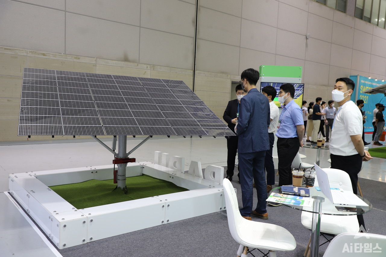 ‘SWEET 2021’ 전시 둘러보는 관람객들. (사진=구아현 기자).