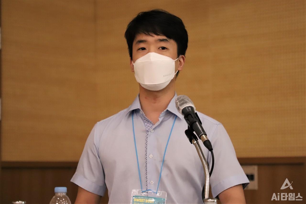 9일 열린 한국광기술원(KOPTI) 주관 ‘인공지능(AI) 연계 에너지 기술 포럼’에서 한국광기술원 AI에너지연구센터 선임연구원의 김민국 박사는 지난 9일 ‘그린뉴딜 및 탄소중립을 위한 AI 에너지 장비 구축 및 활용’이라는 주제로 발표를 진행했다. (사진=구아현 기자).