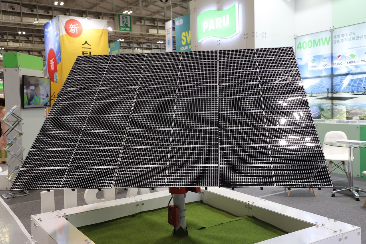 파루가 선보인 AI 태양광 트래커는 기존 고정식 태양광 발전 시설보다 30% 이상 효율이 높다고 알려져 있다. (사진=설재혁 기자).