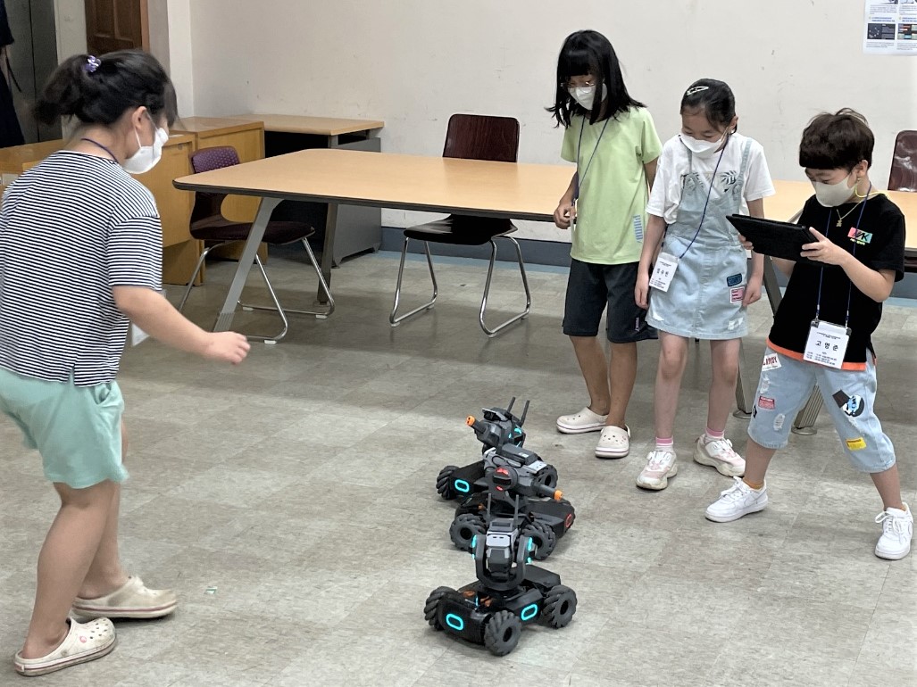 광주교육대학교가 최근 광주북구지역아동센터 초등학생들을 대상으로 AI 체험활동 프로그램을 열었다. (사진=광주교육대학교 제공).