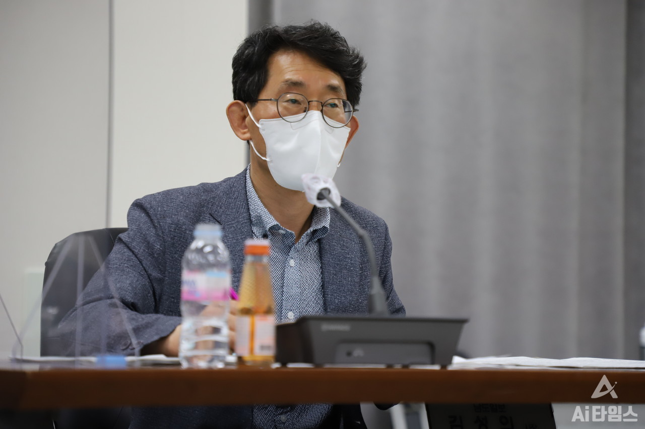 곽행구 광주전남연구원 선임연구원이 좌장을 맡아 전남의 핵심사업인  '블루 이코노미' 향후 발전 방향에 대한 종합토론을 진행하고 있다. (사진=구아현 기자).