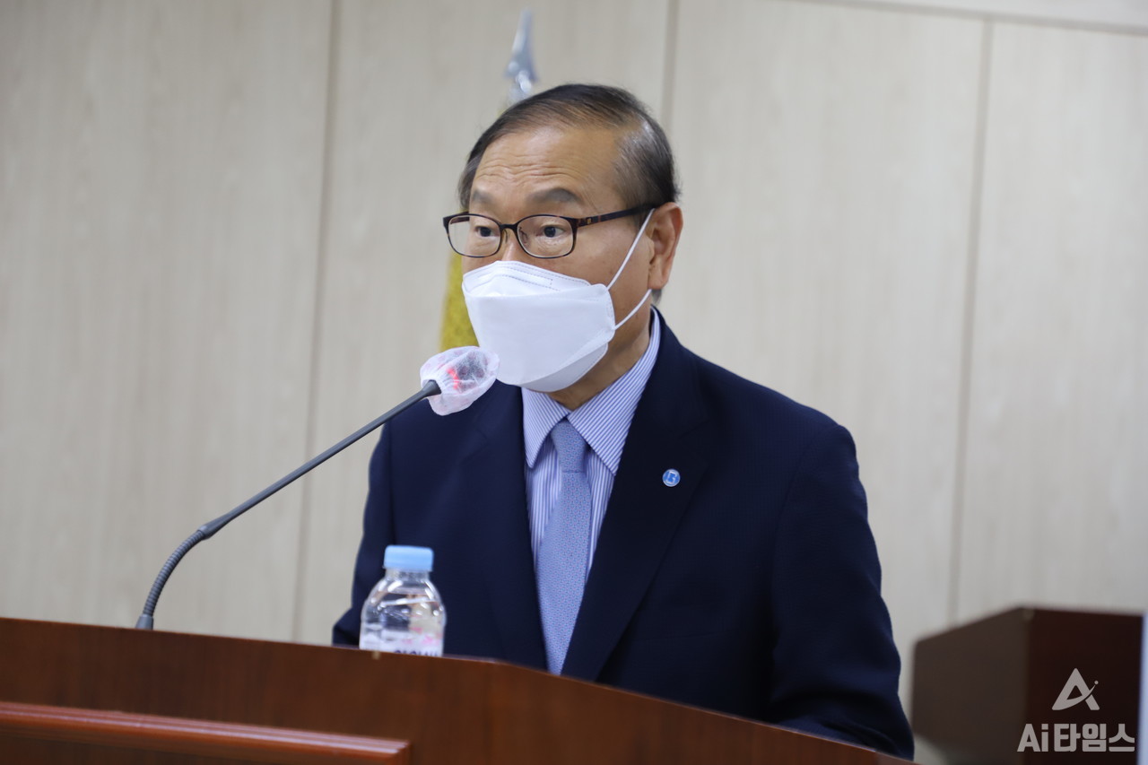 박재영 광주전남연구원장이 14일 광주전남연구원에서 열린 ‘블루 이코노미' 학술세미나 개회사를 하고 있다. (사진=구아현 기자).