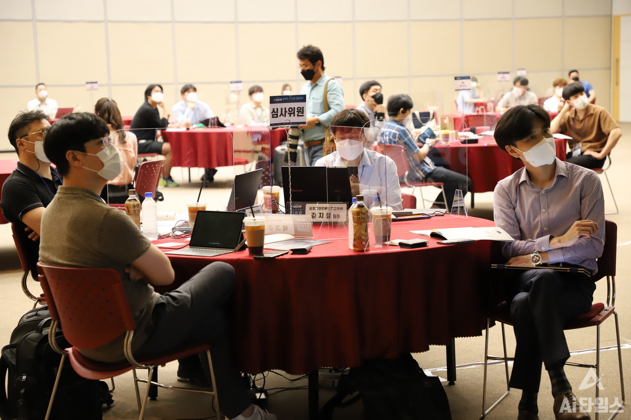 17개 팀의 프레젠테이션을 경청하는 심사위원들. (사진=구아현 기자).