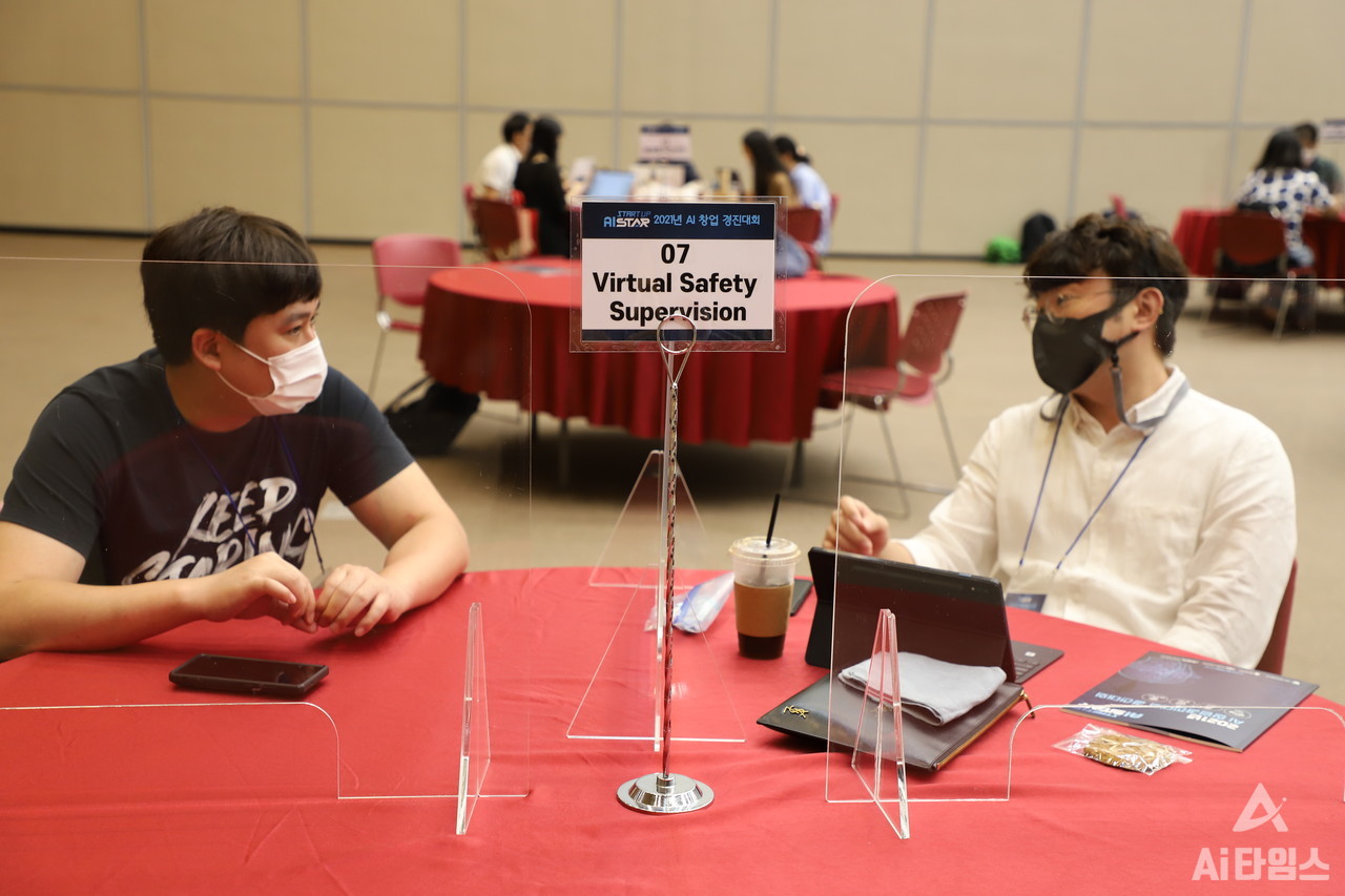 '2021년 인공지능(AI) 창업 경진대회' 결선에 진출한 팀들. (사진=구아현 기자).