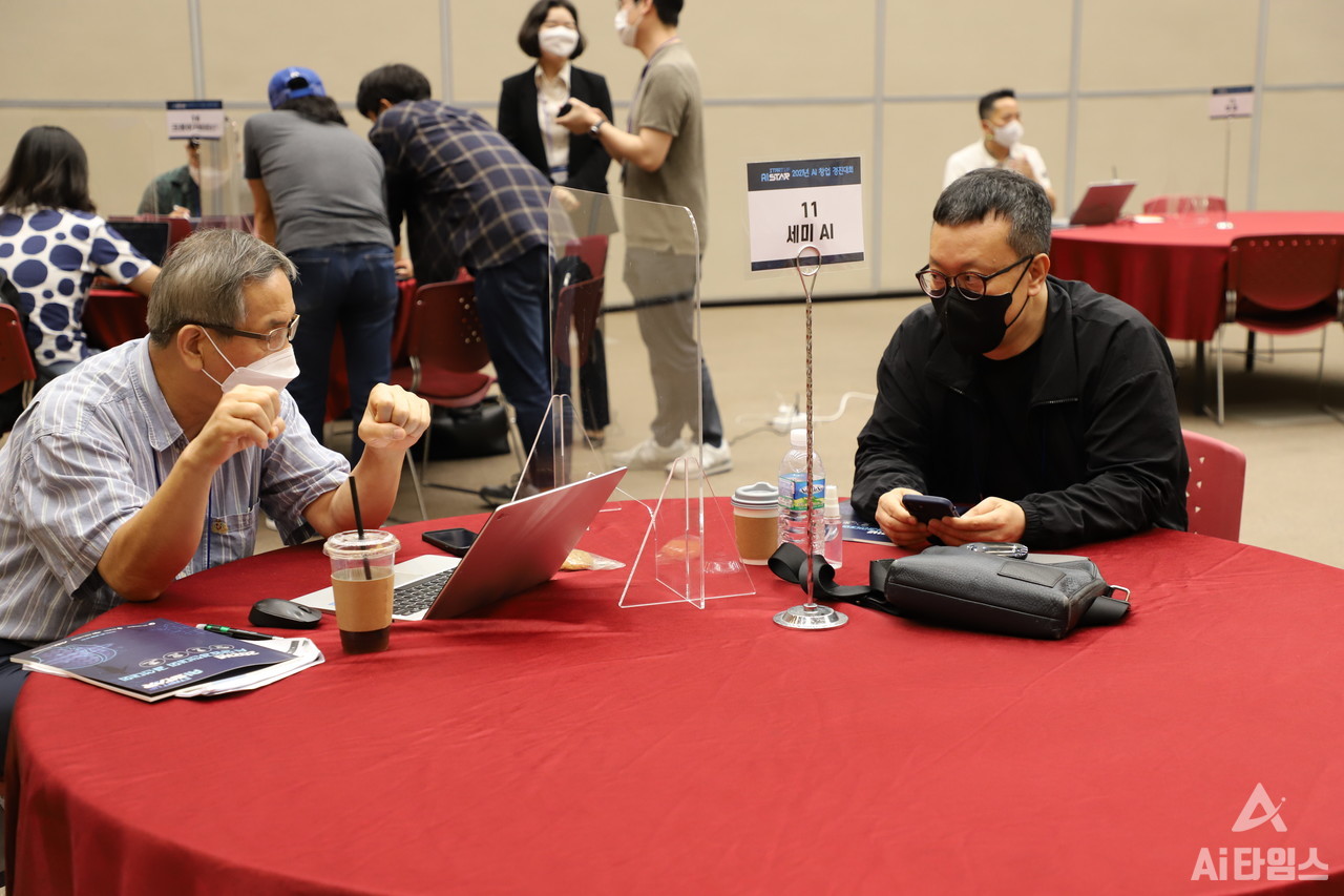 '2021년 인공지능(AI) 창업 경진대회' 결선에 진출한 팀들. (사진=구아현 기자).