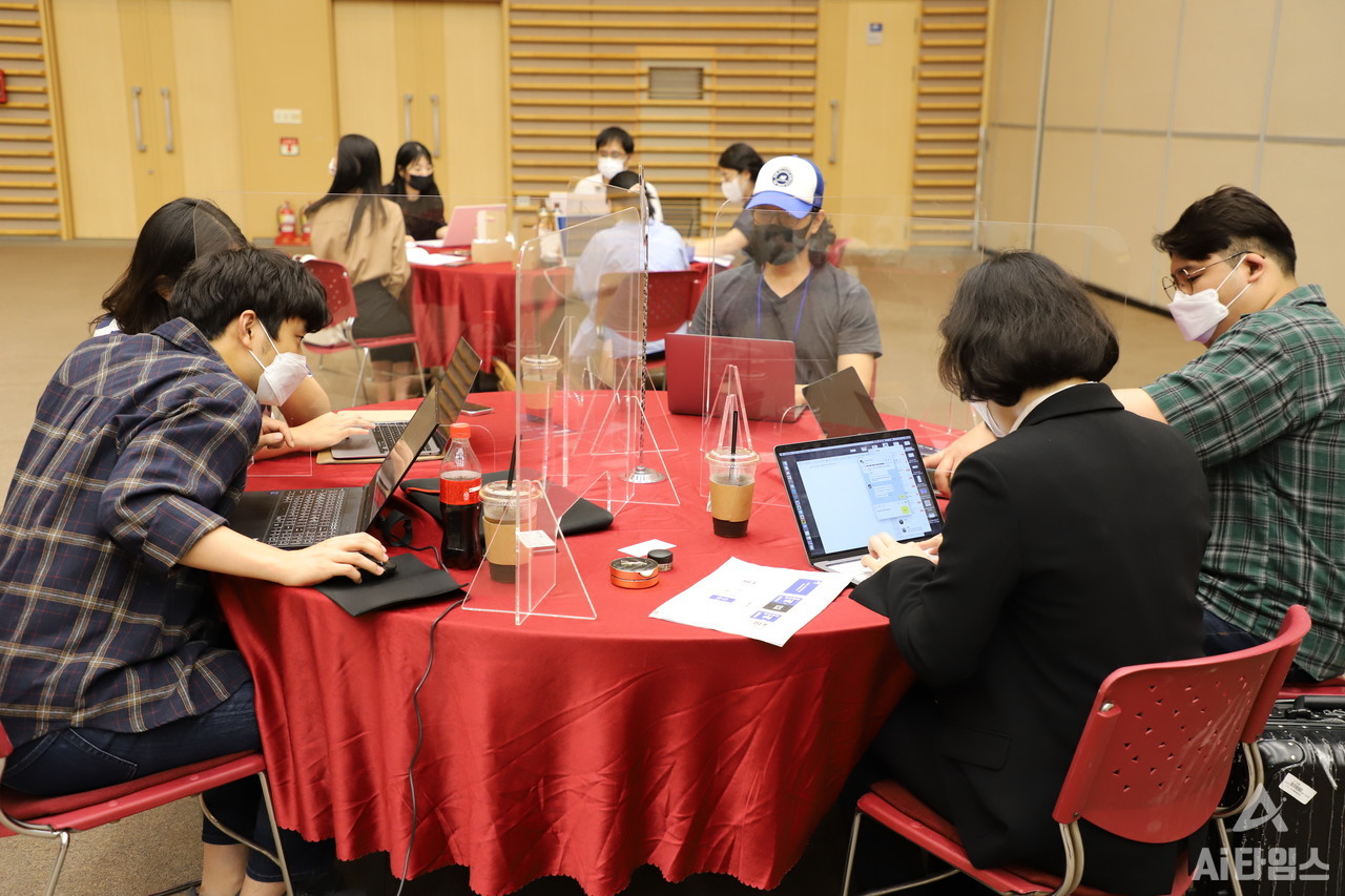 '2021년 인공지능(AI) 창업 경진대회' 결선에 진출한 팀들. (사진=구아현 기자).