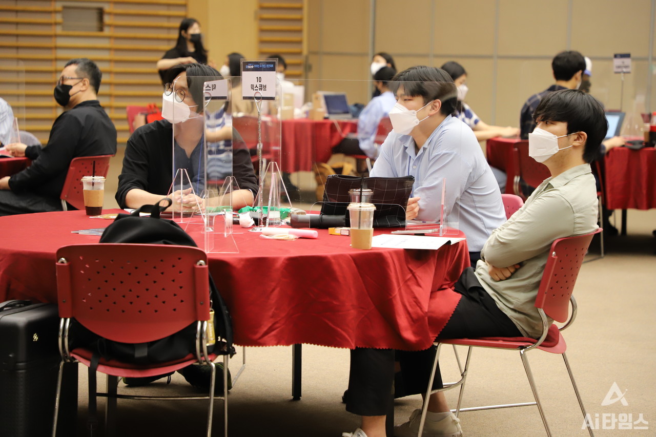 '2021년 인공지능(AI) 창업 경진대회' 결선에 진출한 팀들. (사진=구아현 기자).