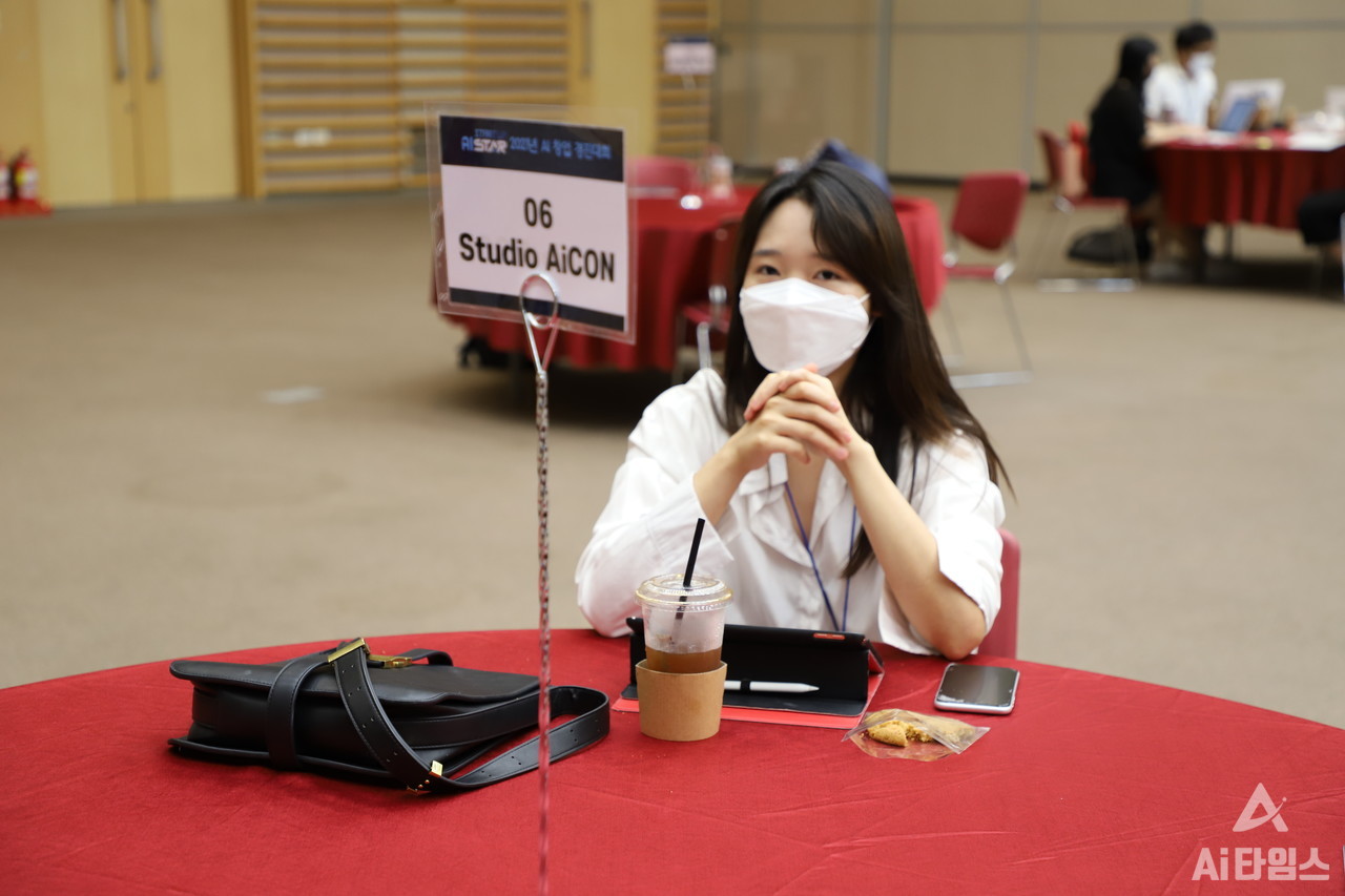  '2021년 인공지능(AI) 창업 경진대회' 결전에 진출한 'Studio AiCON' 팀의 김보연 과제 책임자가 이번 대회에 참가한 소감을 이야기하고 있다. (사진=구아현 기자).
