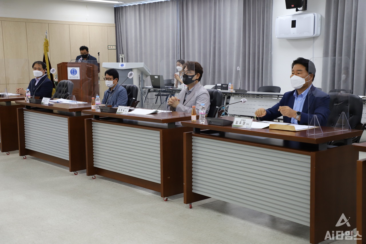 광주전남연구원에서 7월 14일 전남도의 민선 7기 핵심 과제인 ‘블루 이코노미’의 추진 상황과 발전 방향을 모색하는 학술세미나 종합토론이 진행됐다. (오른쪽부터) 김우관 남도일보 본부장, 김동옥 전남테크노파크 국가혁신클러스터지원센터장, 박창규 전남도립대학교 호텔항공관광과 교수, 곽원재 전남바이오산업진흥원 생물의약연구센터장.  (사진=구아현 기자).