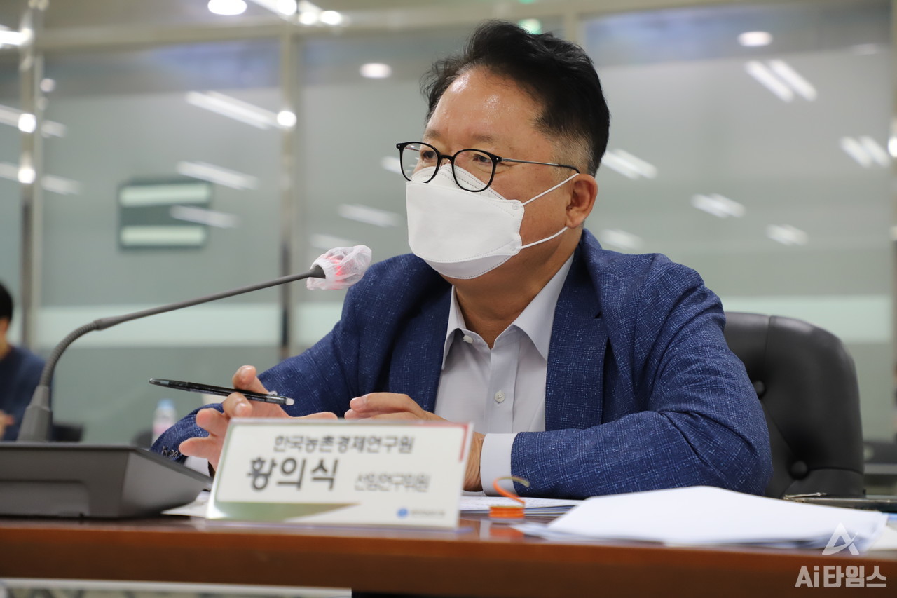   황의식 한국농촌경제연구원 선임연구위원은 “현재 고흥에 스마트팜 혁신밸리 조성에 있어 청년층을 유입할 수 있는 AI 기반 스마트 팜을 선도해야 한다”고 말했다. (사진=구아현 기자).