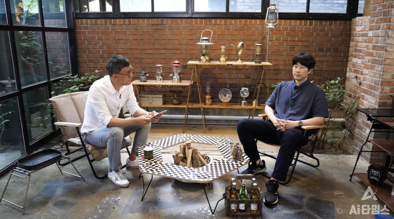 이재원 유아이패스 상무(왼쪽)와 김인호 LG유플러스 책임(오른쪽)이 RPA 도입에 대한 이야기를 나누고 있다. (유아이패스 온라인 행사 캡쳐)