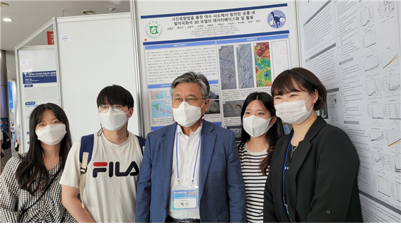 전남대학교 지질환경전공 학생팀 단체사진. (왼쪽부터) 이현영 학생, 손종주 학생, 허민 교수, 홍민선 학생, 조혜민 학생. (사진=조혜민 전남대 지질환경전공 학생 제공).