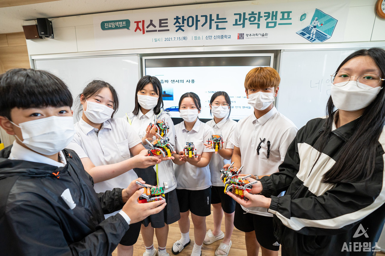 광주과학기술원(지스트‧GIST)이 지난달 15일과 16일 신안 신의중학교에서 ‘찾아가는 과학캠프’를 열었다. 신의중 학생들이 지스트 피움 봉사단과 함께 체험 프로그램을 진행하고 있는 모습. (사진=지스트 제공).