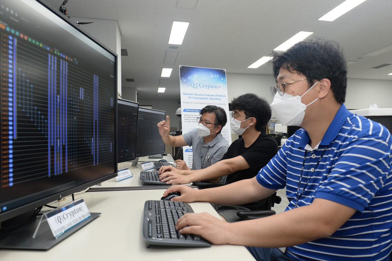 ETRI 연구진이 큐 크립톤(Q-Crypton) 플랫폼으로 양자 프로그래밍을 수행하고 있다.(좌측부터 이유석 선임연구원, 이종헌 연구원, 이석준 책임연구원)(사진=ETRI)