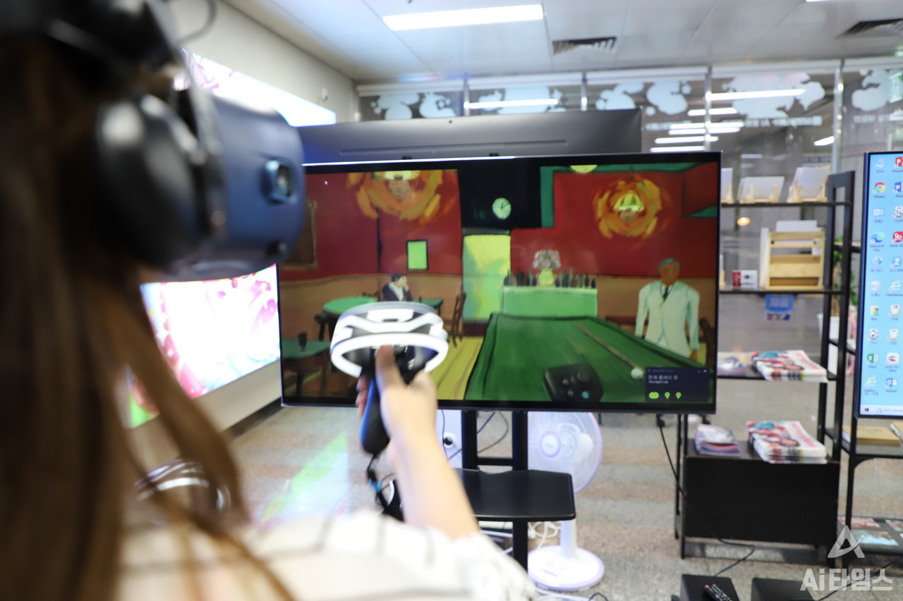 조선대학교 링크사업단 AI 문화체험관에서 기자기 직접 VR 콘텐츠를 체험하고 있다. 명화를 3D로 구현한 VR 미술 콘텐츠로 빈센트 반 고흐와 그의 작품을 만날 수 있는 VR 체험이었다.  (사진=윤영주 기자).