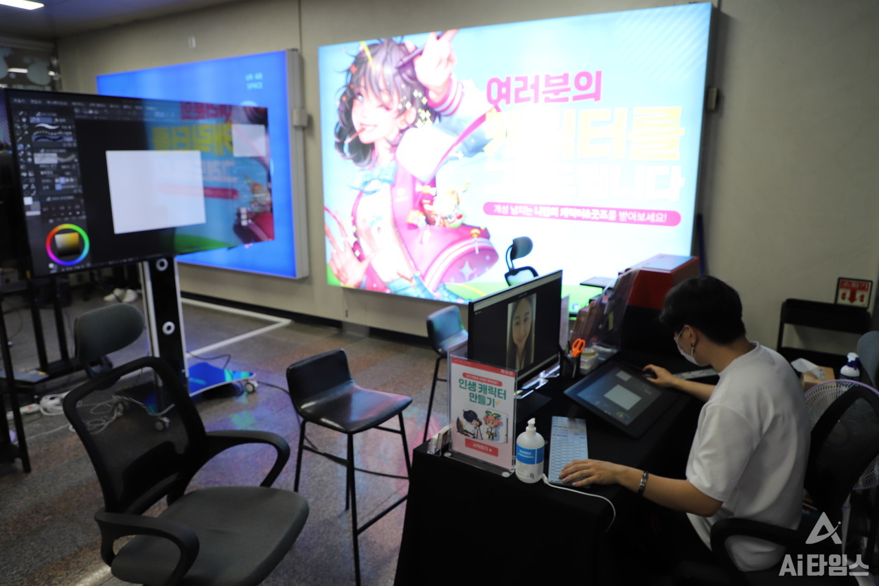 최근 금남로 4가역에 개소한 'AI 문화체험관'에서 디자이너가 태블릿을 통해 실시간으로 캐리커처를 제작하고 있는 모습이 대형 TV를 통해 보이고 있다.  AI 기술이 캐리커처에 도입되진 않았다. (사진=윤영주 기자).