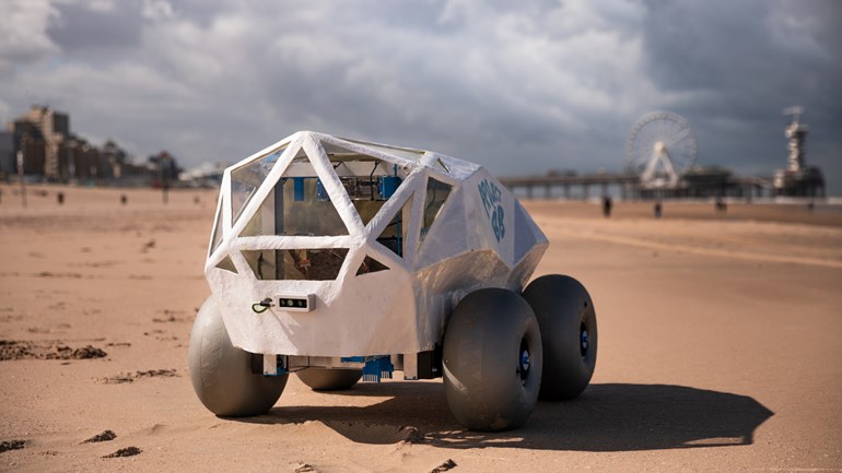 네덜란드 소재 스타트업 테크틱스(TechTics)가 개발한 비치봇(BeachBot). 바닷가 모래사장 속 숨어있는 담배꽁초를 줍는 데 특화된 기술을 갖고 있다. (사진=project.bb).