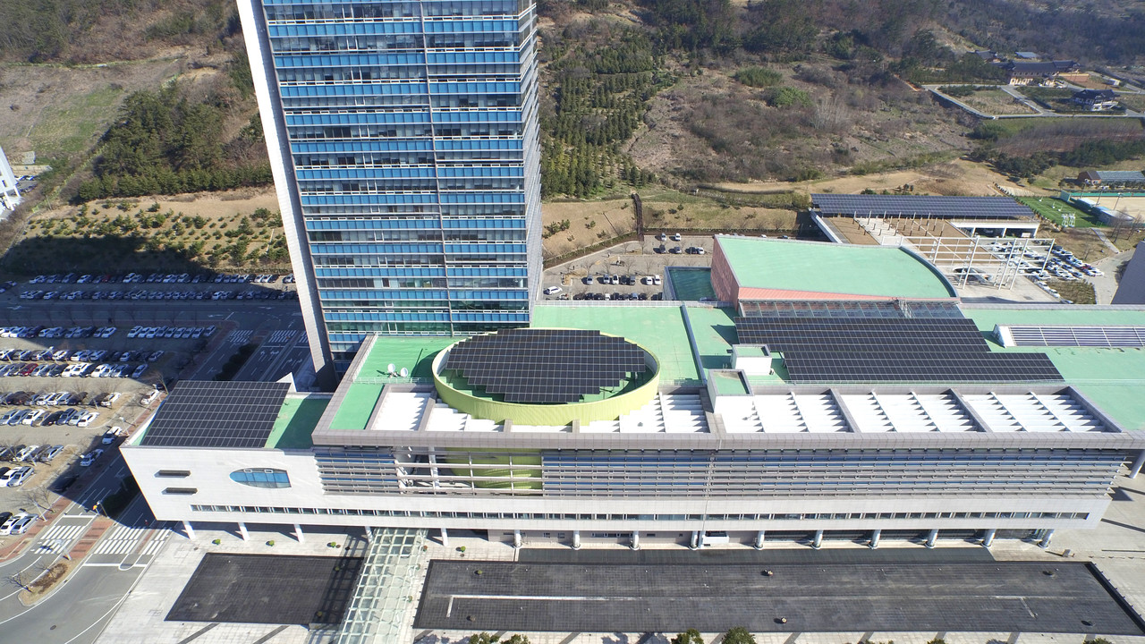 전남도청의 경우 그간 단계적으로 설치해왔던 청사 내 태양광 발전시설이 전력난 극복에 큰 도움이 되고 있는 것으로 알려졌다. (사진=파루 제공).
